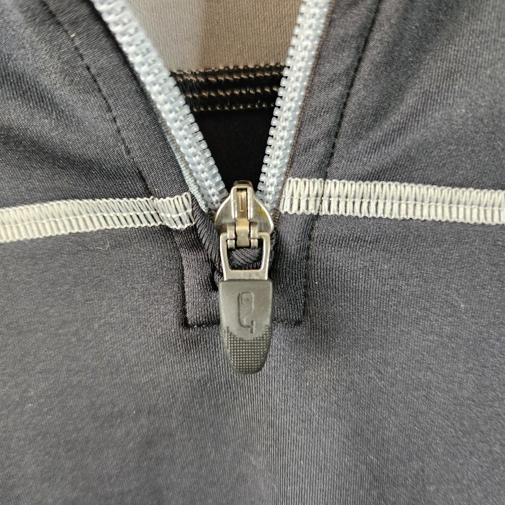 Vineyard Vines Performance Pullover | Black And G… - image 6